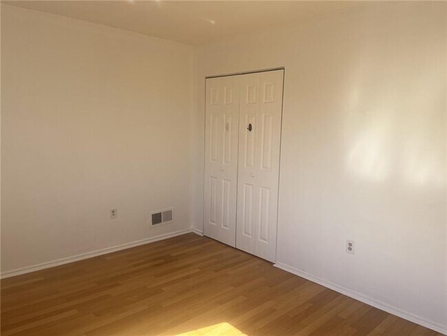 Building Photo - 332 Hailman St