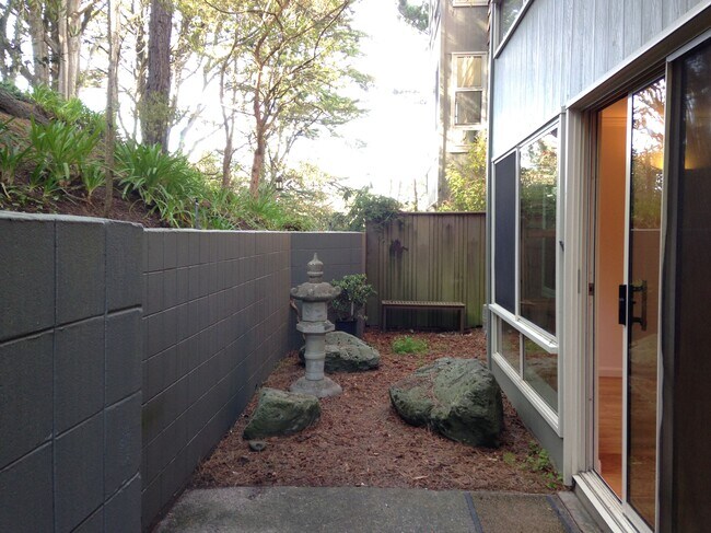 Building Photo - 5140 Diamond Heights Blvd