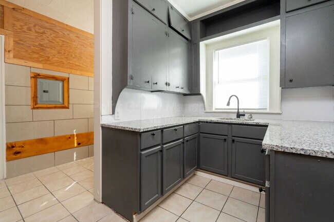 Building Photo - 423 N Emporia Ave