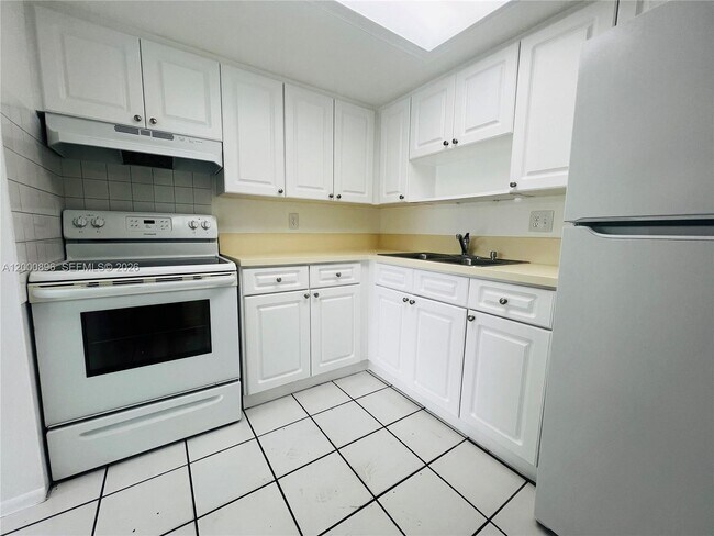 Building Photo - 8307 SW 142nd Ave