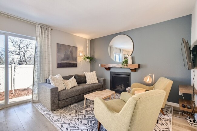 Building Photo - Corner Unit 2 BDR / 2.5 BA Townhome