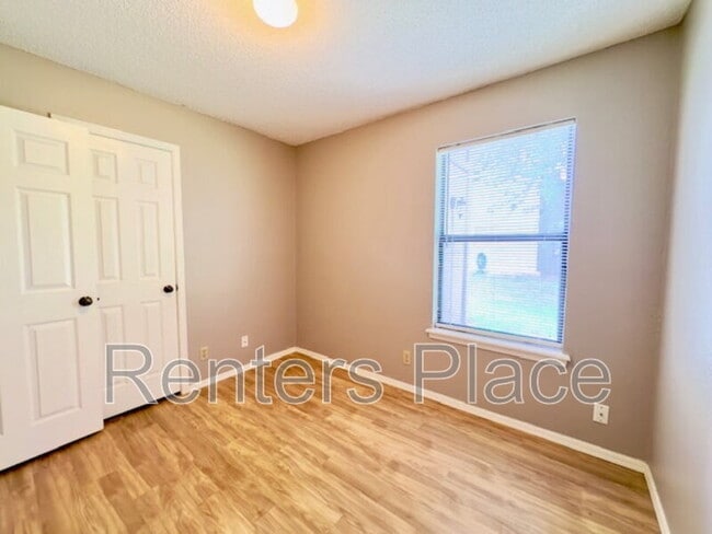 Building Photo - 4809 S Gum Ave