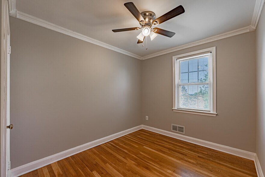 Building Photo - 1565 Dellsway Rd