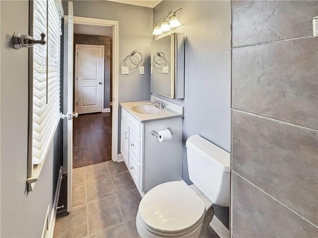 Building Photo - 2395 Powers Ferry Dr SE