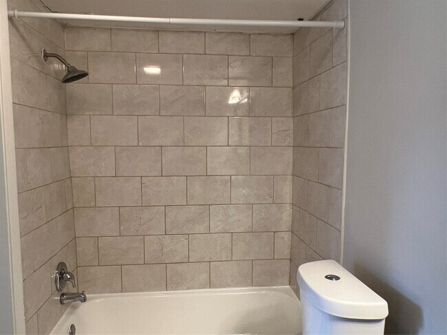 Building Photo - 2824 Briarhurst Dr