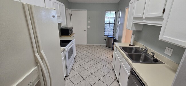 Building Photo - 10864 Steeding Horse Dr