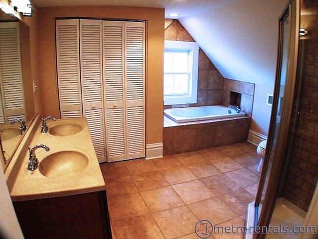 Building Photo - 264 E Kossuth St