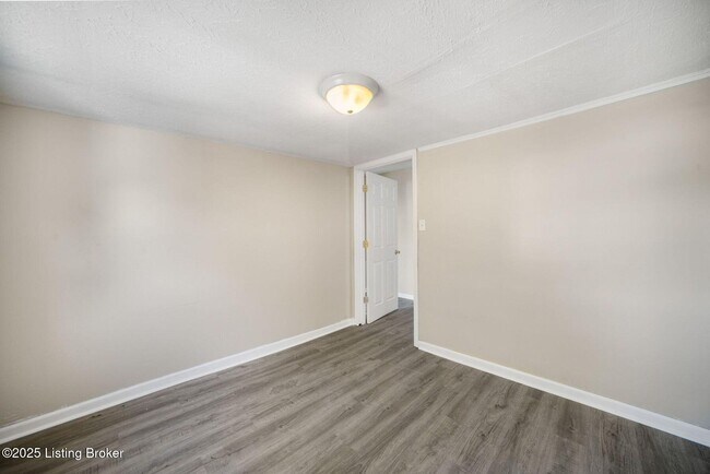 Building Photo - 1112 E Oak St