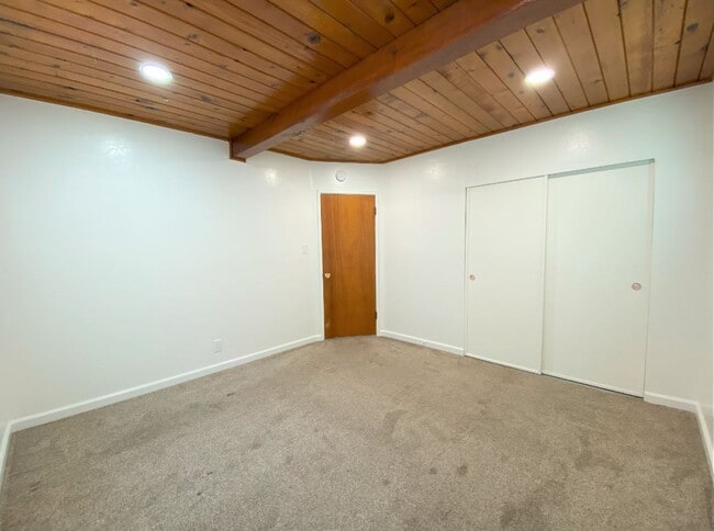 Building Photo - 605 Barney St