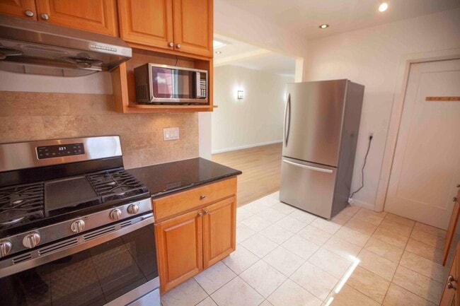 Building Photo - Stunning 2BD/1BA Contemporary Home with Pa...