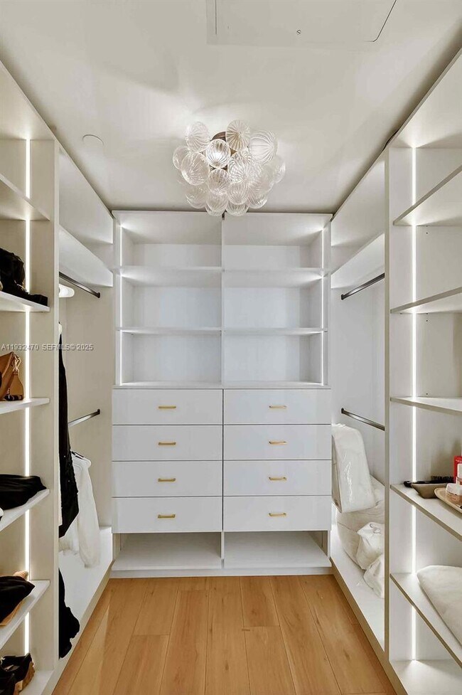 Building Photo - 700 NE 24th St