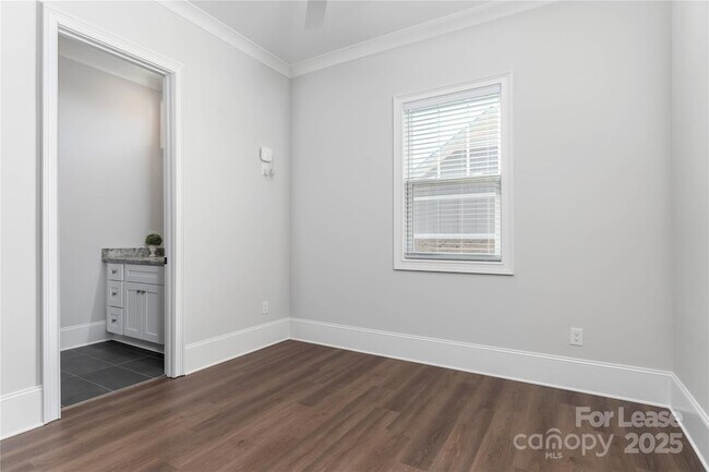 Building Photo - 805 Naples Dr