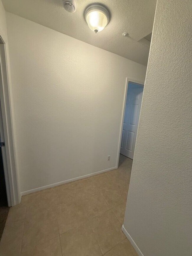 Building Photo - 2 Bedroom 2 Bath Contact Property Pros 928-634-7710