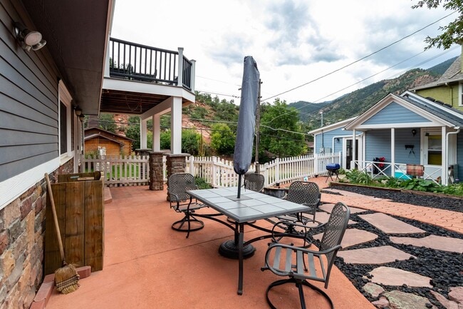 Building Photo - Charming 3-Bed, 2-Bath Home in Manitou Spr...