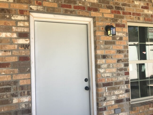 Building Photo - 306 W Sycamore Ln