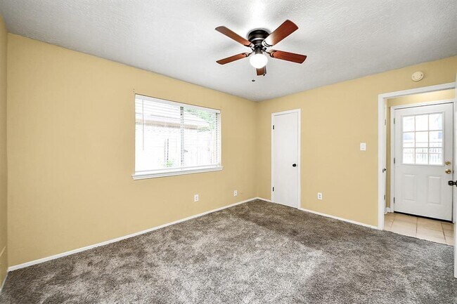 Building Photo - 2614 Village Cir Dr