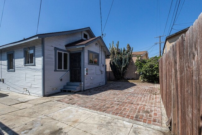 Building Photo - Charming 2BR Back House Near Downtown LA & Dodger Stadium