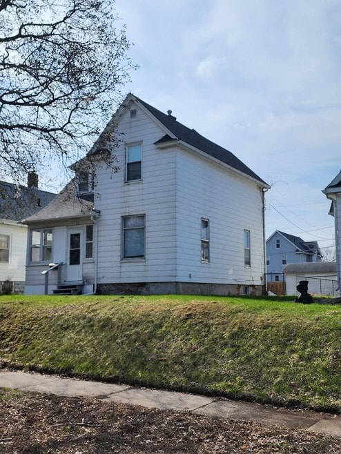 Building Photo - 1020 16th Ave