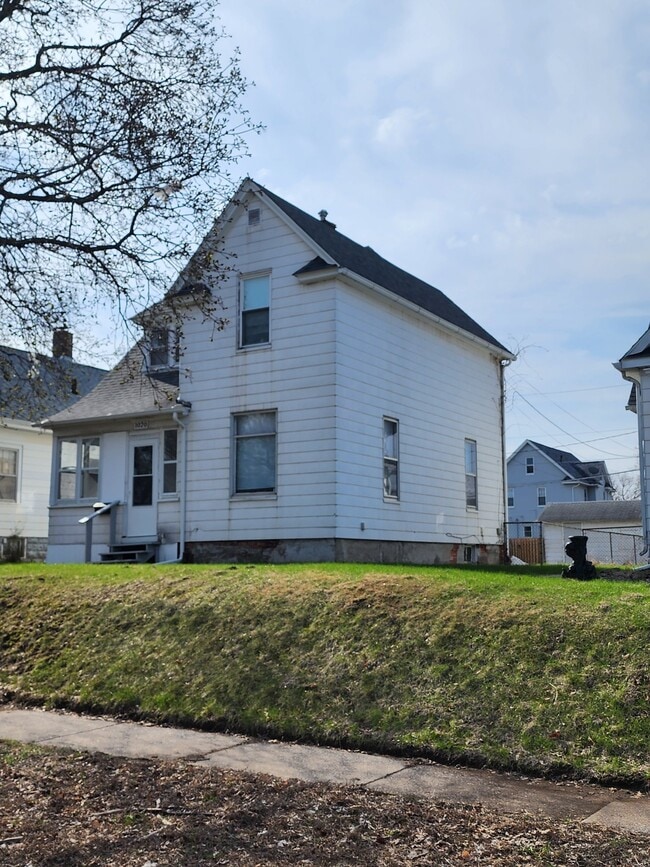Building Photo - 1020 16th Ave
