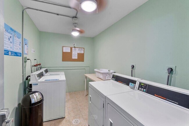 Building Photo - 1950 N Andrews Ave