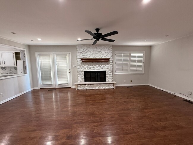 Building Photo - Luxury 4 Bed Home with Bonus Rooms and Pool