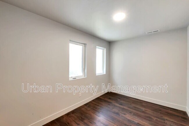 Building Photo - 1590 S 900 W