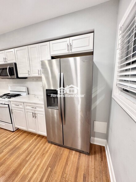 Building Photo - 627 S Curley St