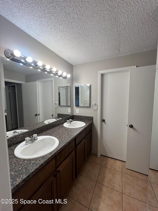 Building Photo - 8716 Hibiscus Ct