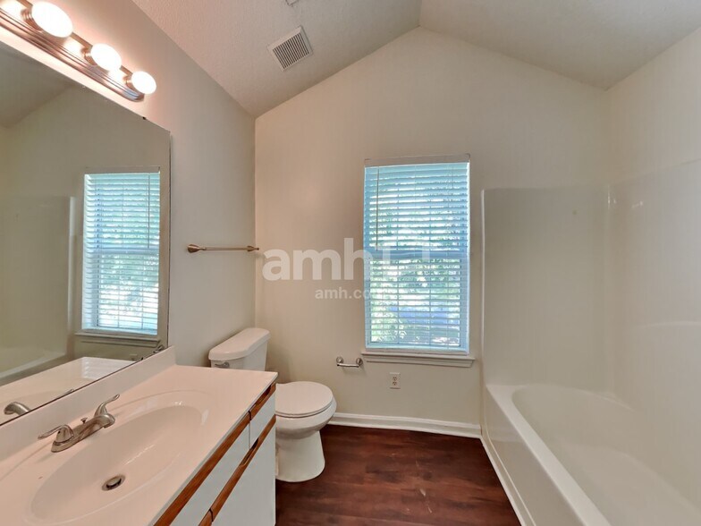 Building Photo - 1617 Oak Knoll Ln