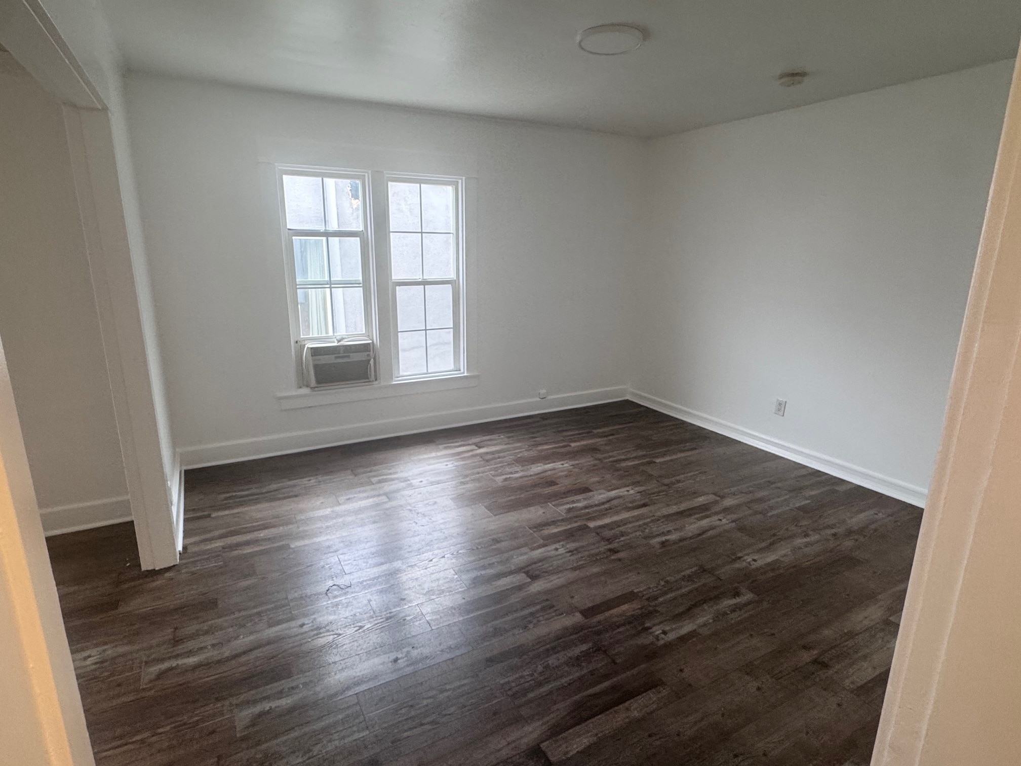 Living Room - 1261 1/2 S Plymouth Blvd