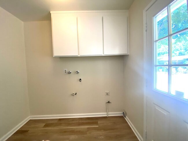 Building Photo - Pleasanton Single Story House 4 bed/2 bath, Downtown next to Amador Valley High! Great Location