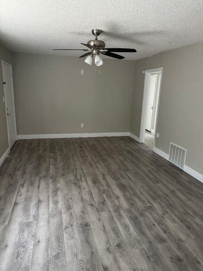 Building Photo - Cute Little Home For You