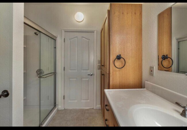 Building Photo - Unique large 1 bedroom 1 bath 4 car garage!!!