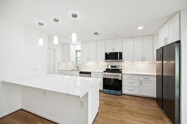 Building Photo - 5602 Hialeah Dr