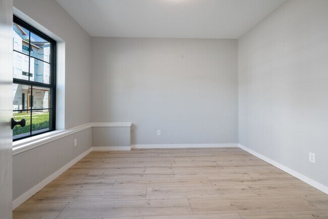 Building Photo - Clear Lake Condos - Now Offering First Month Free!!