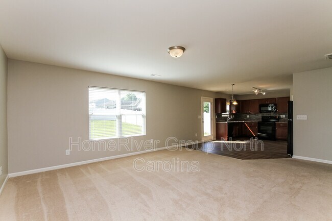 Building Photo - 213 Valerie Dr