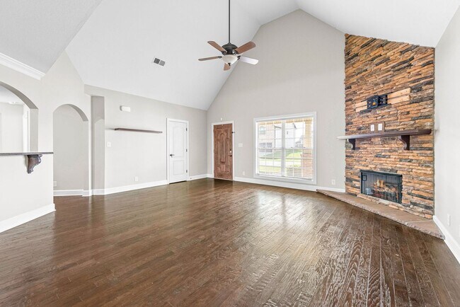 Building Photo - Pet Friendly Three Bedroom with Bonus!