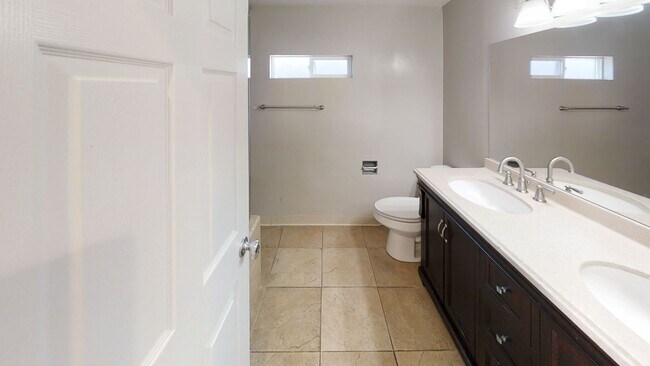 Building Photo - Huge Bedrooms, lots of Parking, closest to...
