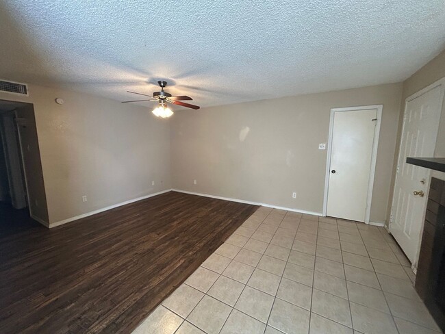 Building Photo - Private Corner Townhome