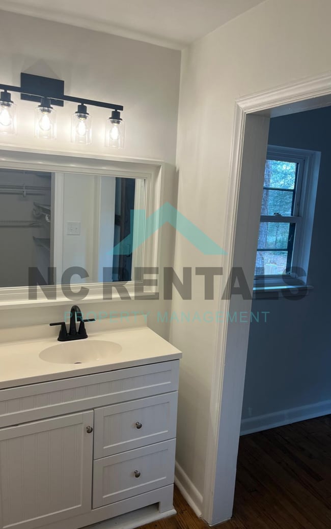 Building Photo - 1212 Red Oak Ave