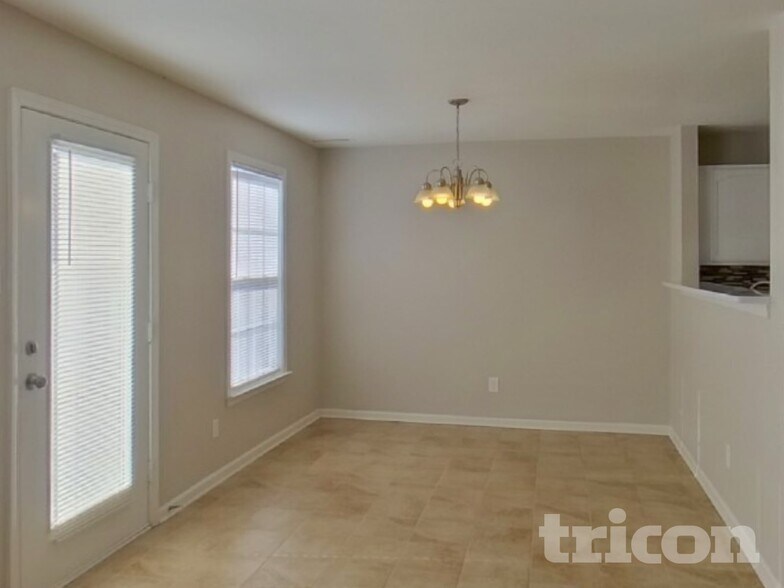 Building Photo - 806 Littleton Dr