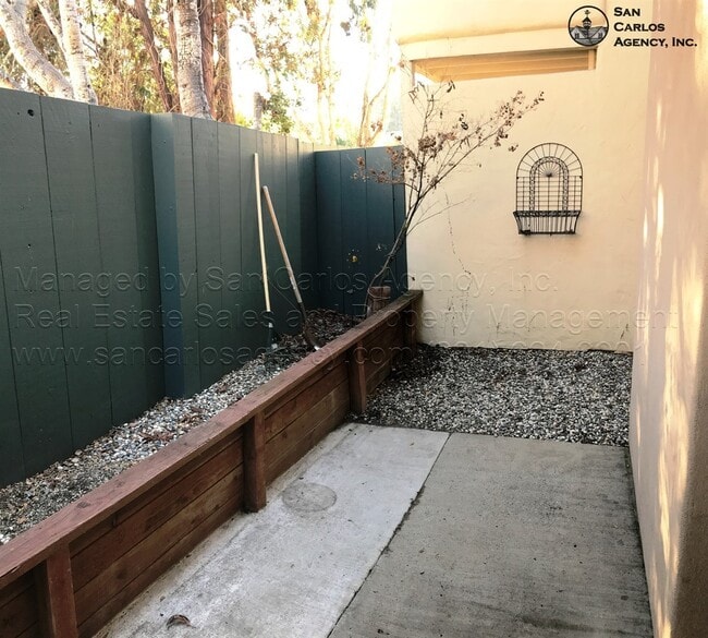 Building Photo - Spacious & Updated 2 Bed Downtown Monterey...