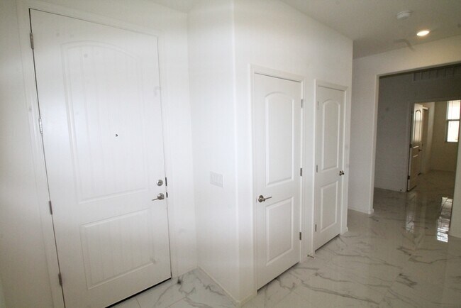 Building Photo - 5523 W Monterey Dr
