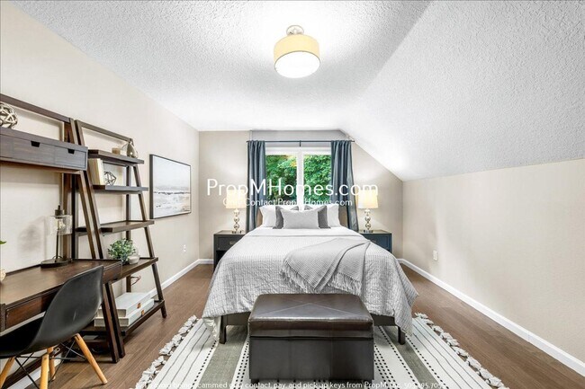 Building Photo - 17981 SW Meadowlark Ln