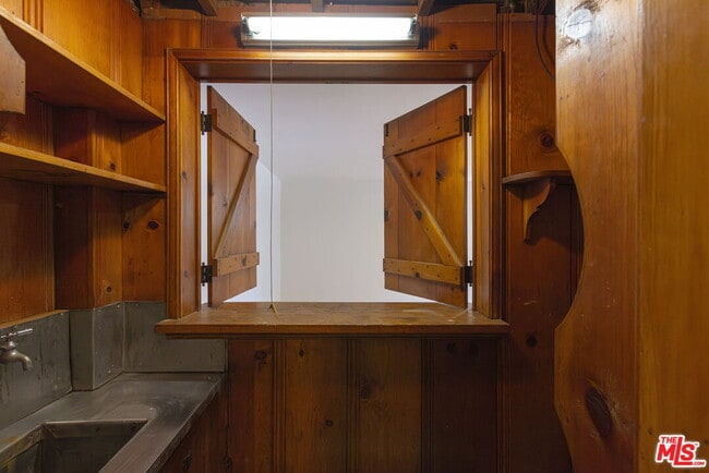 Building Photo - 2547 Canyon Dr