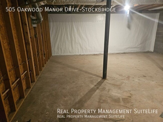 Building Photo - 505 Oakwood Manor Dr