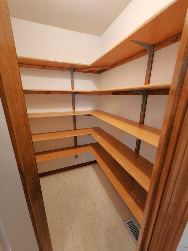 Building Photo - Executive 3+BR, 3BTH Rancher, 2car gar (with ALL utilities only $450/mo) and lawncare and snow re...