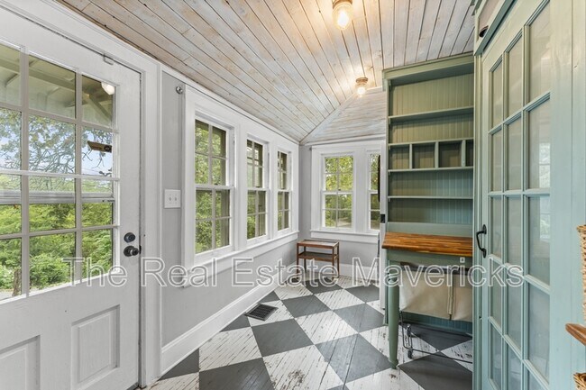 Building Photo - 3320 Montview Dr