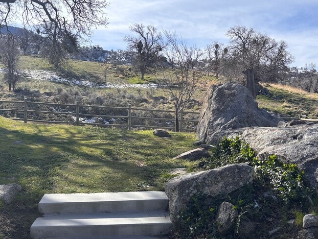 Building Photo - Beautiful Stallion Springs Home With A View!