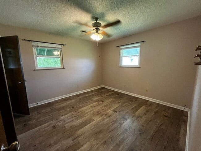 Building Photo - 3 Bedroom 2 Bath house